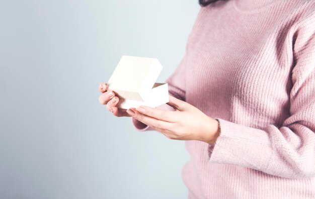 Caja de mano de mujer feliz