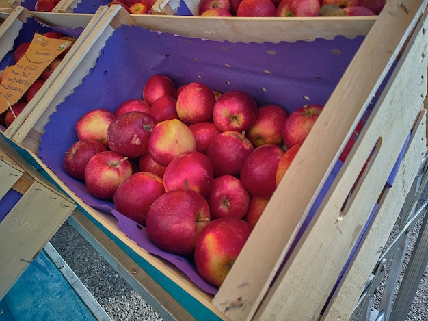 Foto caja de manzana expuesta al mercado para venta minorista.