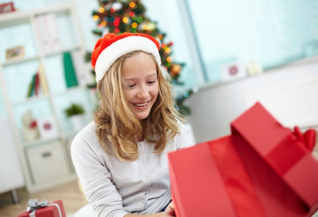 caja de navidad foco sonriendo niño