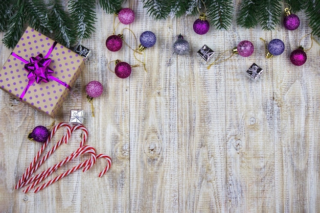 Caja de Navidad de juguetes de año nuevo sobre un fondo de madera.