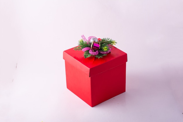 Caja de navidad roja con fondo blanco en diferentes ángulos