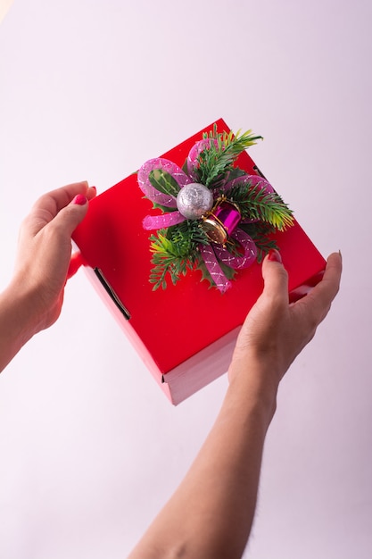 Caja de navidad roja con fondo blanco en diferentes ángulos