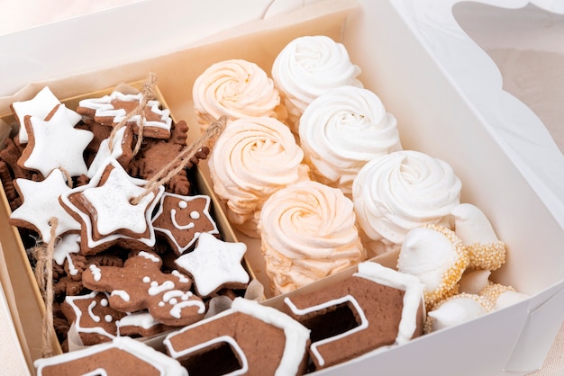 Caja navideña con pan de jengibre y malvaviscos. Dulces navideños