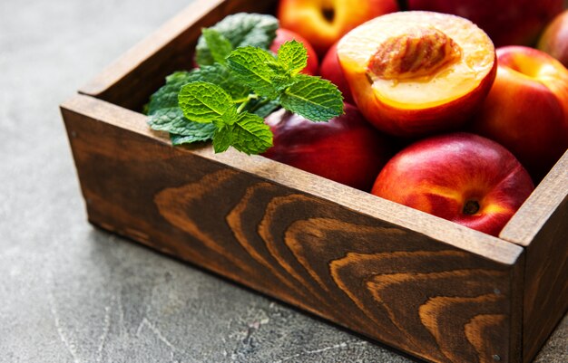 Caja con nectarinas.