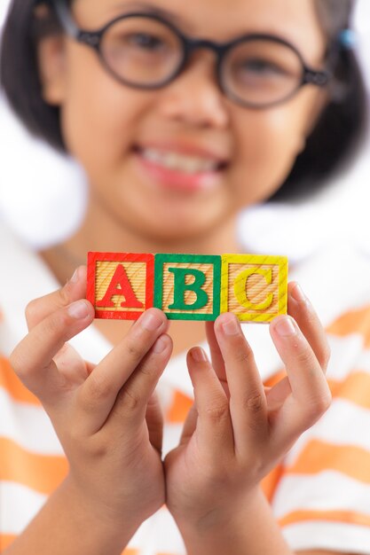 Foto caja de niñas y letras