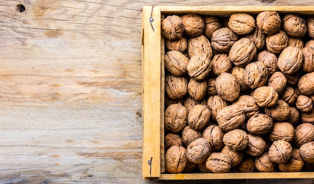 Foto caja de nueces sobre una mesa de madera