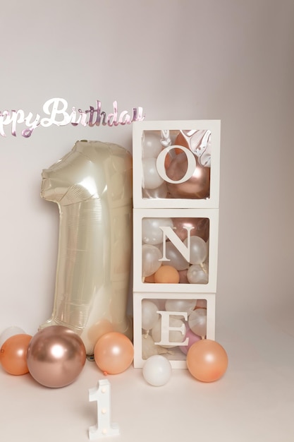 caja con la palabra uno y decoración de globos