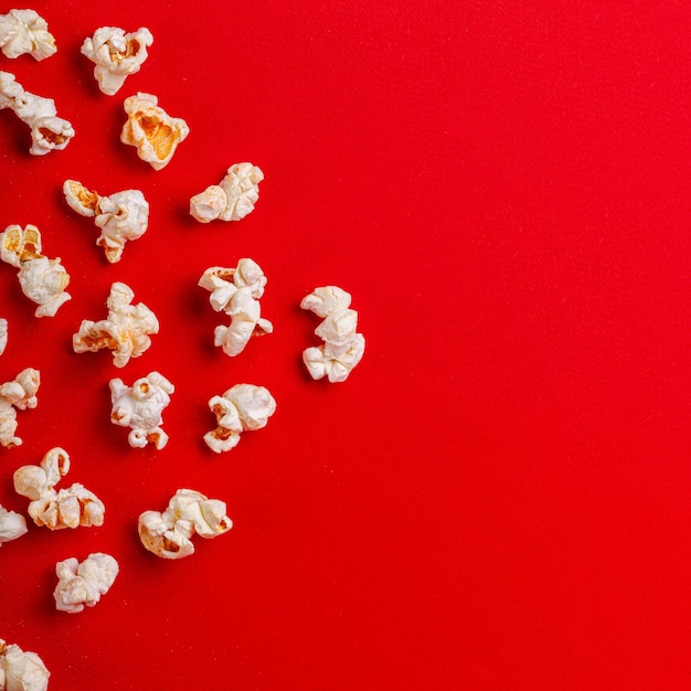 una caja con palomitas de maíz en un fondo rojo de primer plano