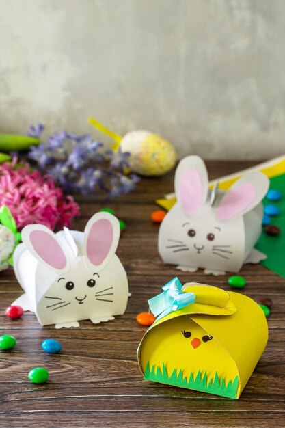 Caja de papel para envasar dulces con conejito de pascua y pollito de pascua Hecho a mano