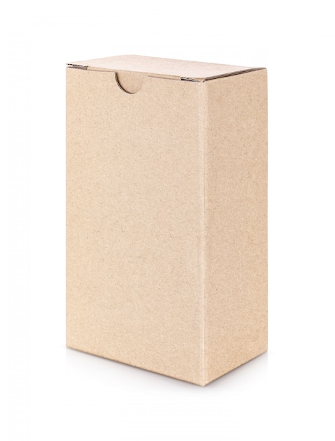 Caja de papel kraft aislada en blanco