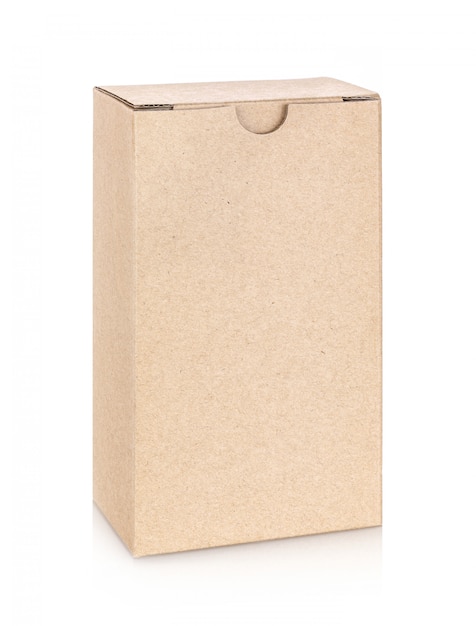 Caja de papel kraft aislada en blanco