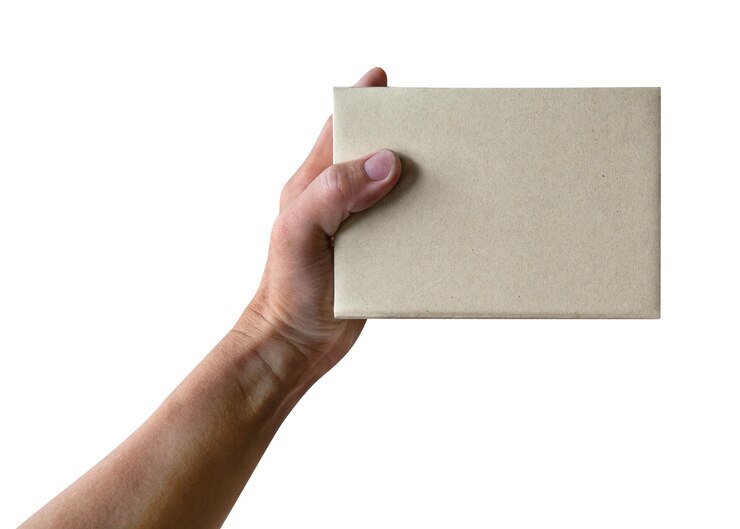 Caja de papel de la mano dar regalo aislado en el fondo blanco camino de recorte