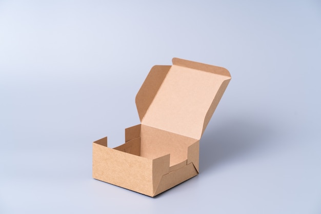 Caja de papel marrón para paquete de alimentos. cartón sobre un gris.