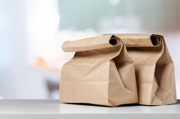 Foto caja de papel vacía sobre una mesa