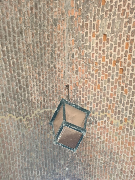 una caja en una pared de ladrillos que ha sido arrancada por un tornado.