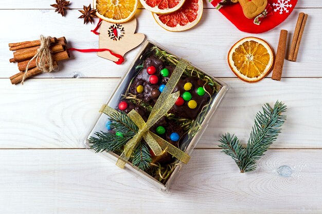 Caja de pastel sabroso con adornos navideños