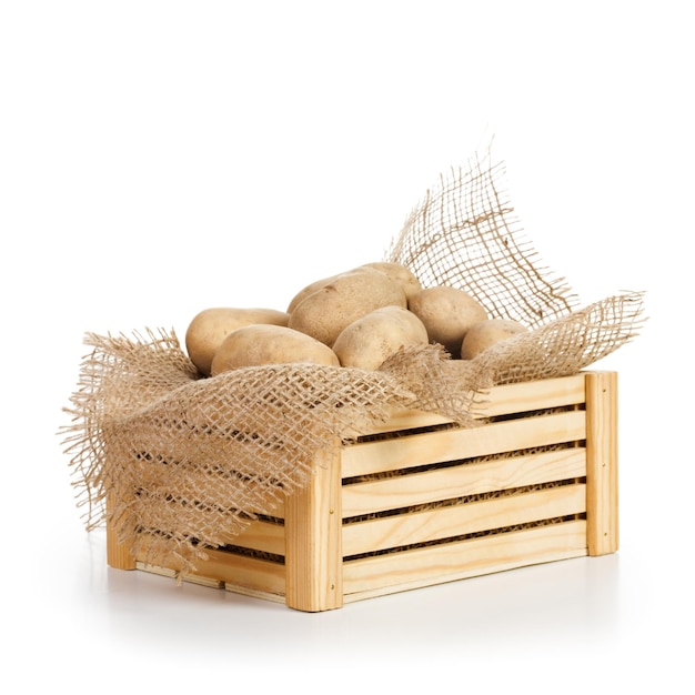 Caja de patatas crudas sobre fondo blanco.