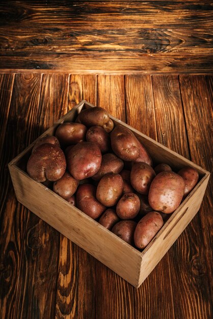 caja de patatas frescas maduras de madera