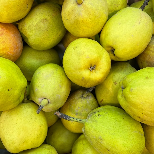 Foto caja de pera verde en el mercado