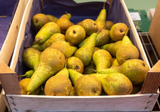 Una caja de peras del mercado