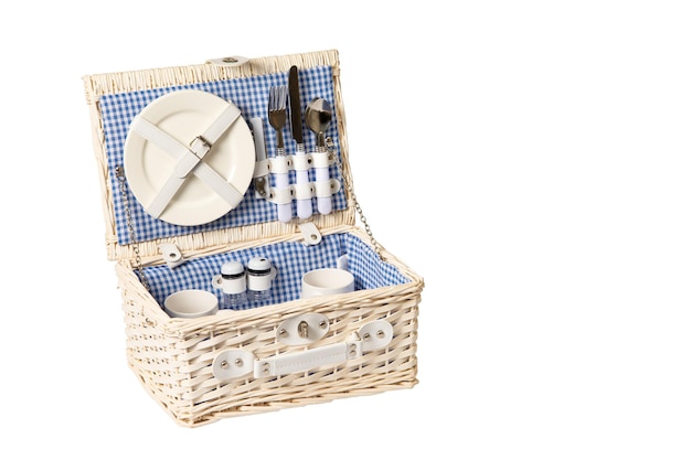 Foto caja de picnic de mimbre blanco con utensilios, platos, tenedores, cuchillos, tazas, aislado en blanco