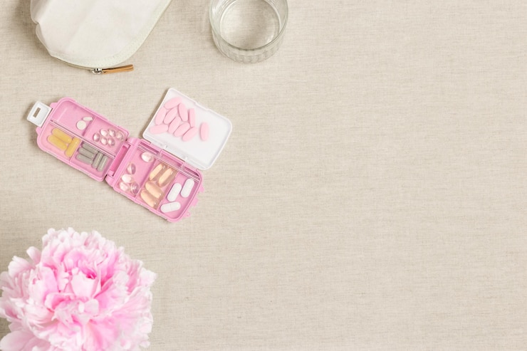 Foto caja de píldoras rosa tomar medicamentos diariamente con tabletas y cápsulas medicamentos como medicación alternativa