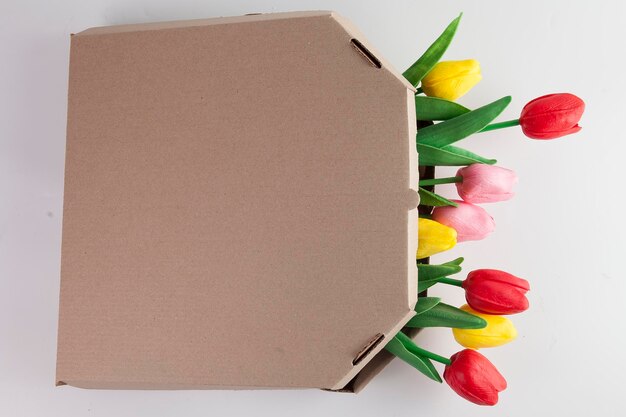 Caja de pizza cerrada con tulipanes de colores sorpresa