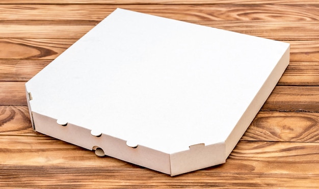 Caja de pizza en la mesa de madera