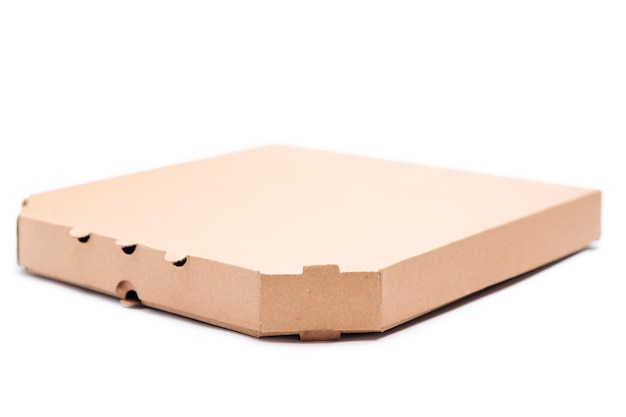 Caja de pizza vacía aislado sobre fondo blanco.