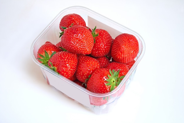 Caja plástica de fresas y etiqueta blanca