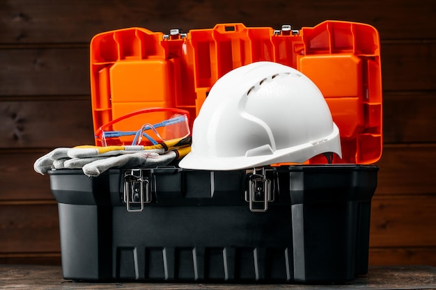 Caja de plástico con un conjunto de herramientas con casco protector de construcción