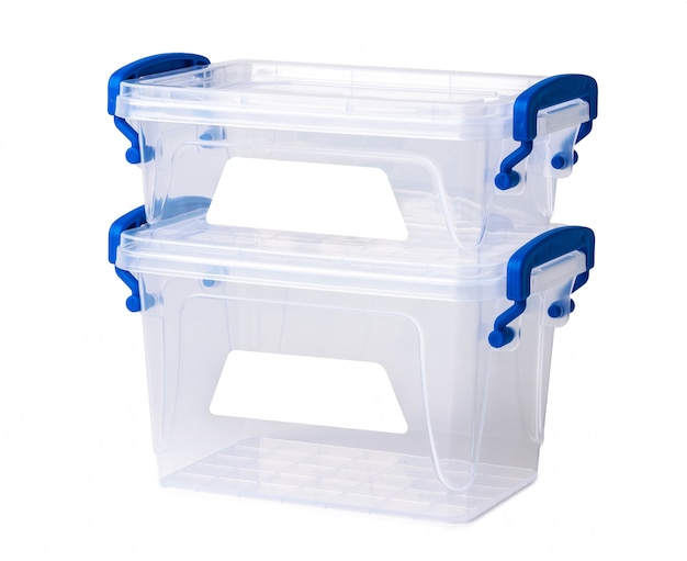 Caja de plástico transparente aislada en blanco