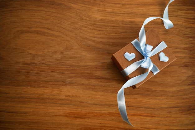 Caja de prasent del día del padre feliz sobre fondo de madera rústica espacio de copia de la tarjeta de felicitación del día del padre para texto