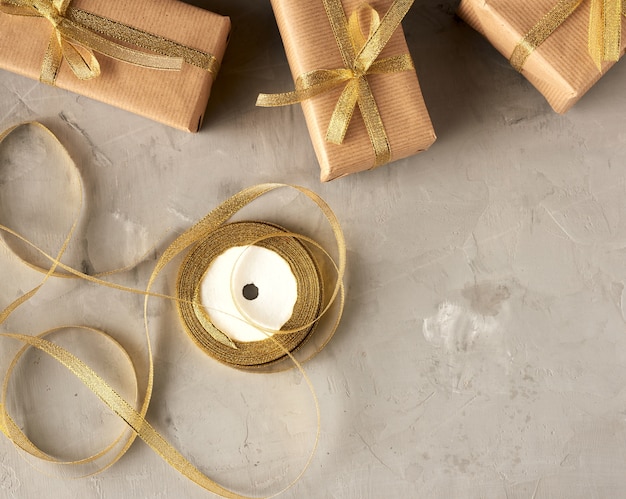 Caja rectangular envuelta en papel marrón y atada con una cinta de seda