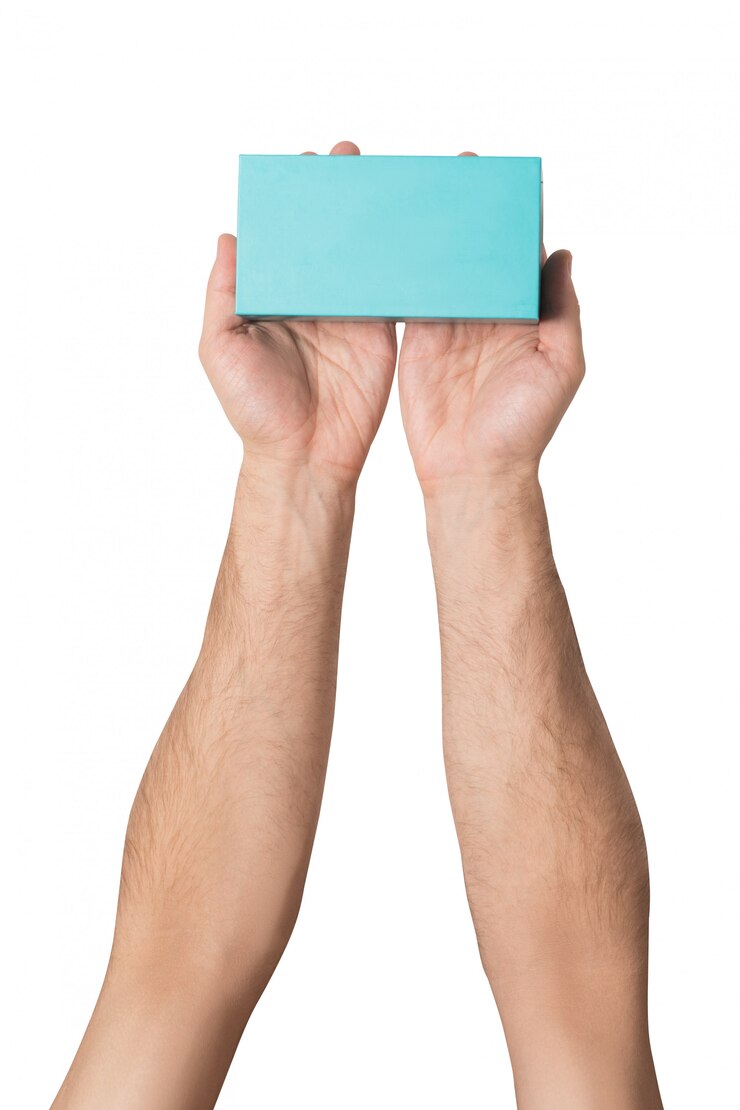 Foto caja rectangular turquesa en manos masculinas. vista superior. aislar