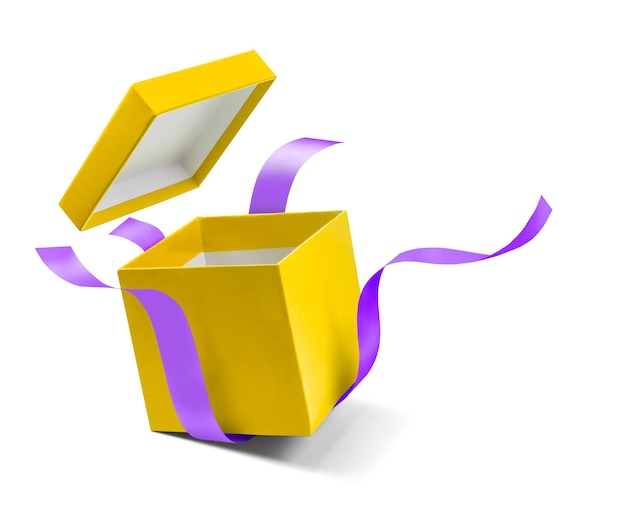 Foto caja de regalo abierta amarilla con cinta morada aislada en blanco