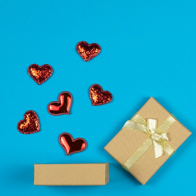 Caja de regalo abierta con corazones rojos. Concepto de San Valentín.