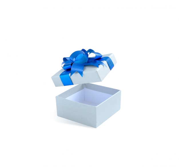 Caja de regalo abierta vacía con nudo de lazo de color azul y cinta aislado sobre fondo blanco.