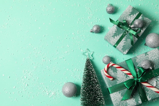 Caja de regalo y accesorios navideños en mesa de menta