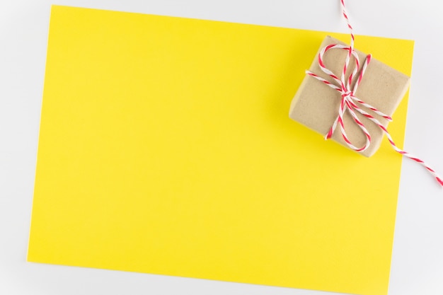 Caja de regalo aislada en el fondo amarillo de la textura, el día de tarjeta del día de San Valentín feliz. fondo de vacaciones