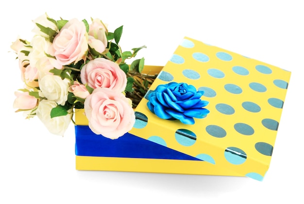 Caja de regalo amarilla con flores aislado en blanco