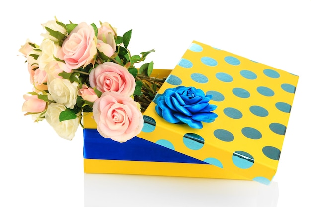 Caja de regalo amarilla con flores aislado en blanco