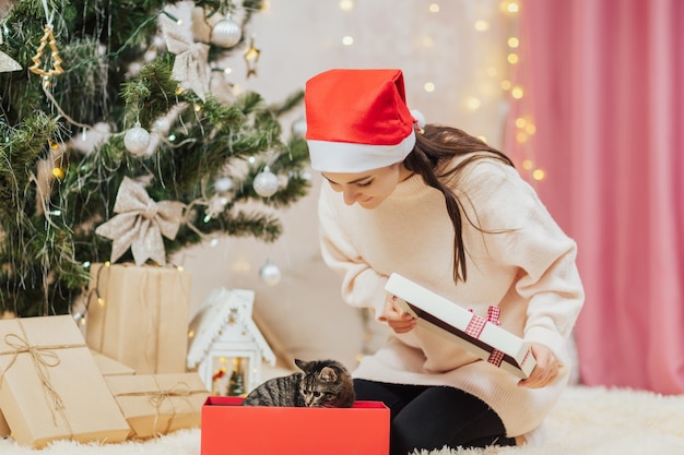 Caja de regalo de apertura chica con gatito. Sorpresa navideña.