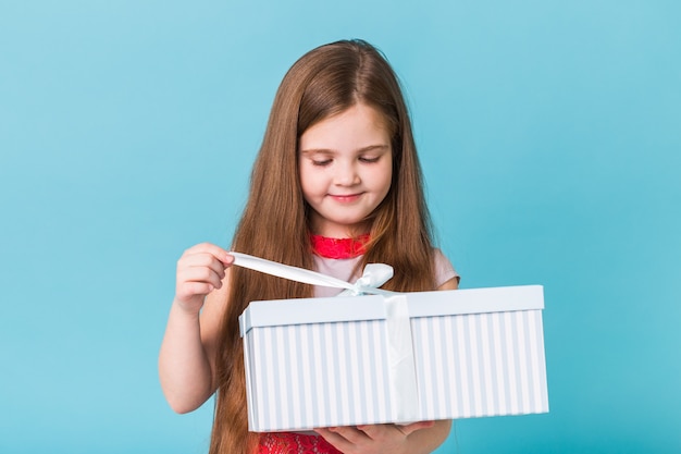 Caja de regalo de apertura de niña niño feliz