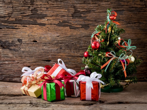 caja de regalo con árbol de Navidad en el fondo de madera
