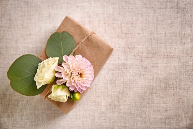 Caja de regalo artesanal con flores en la mesa