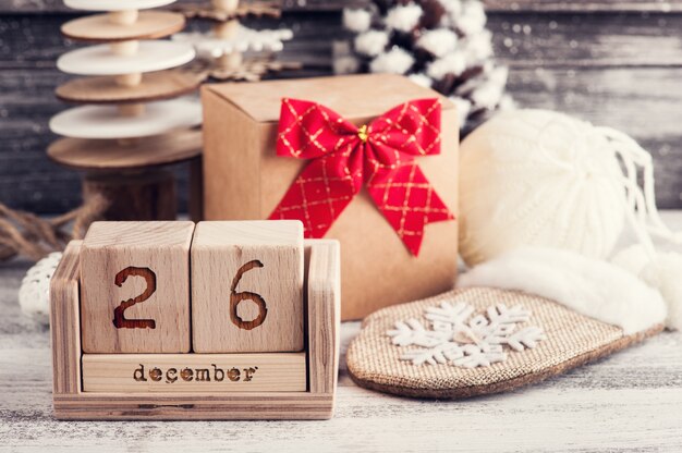 Caja de regalo artesanal, lazo rojo, árboles de navidad de madera