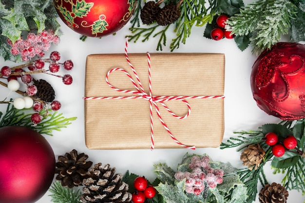 Caja de regalo artesanal de Navidad con adornos.