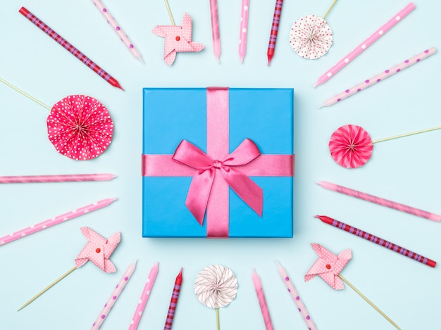 Caja de regalo con artículos de fiesta en colores de fondo