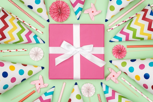Caja de regalo con artículos de fiesta en colores de fondo